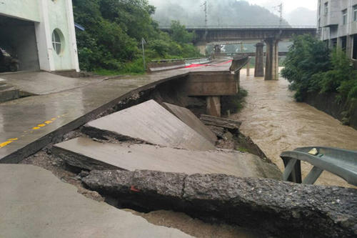 陕西暴雨致公路桥梁垮塌 致11人遇难